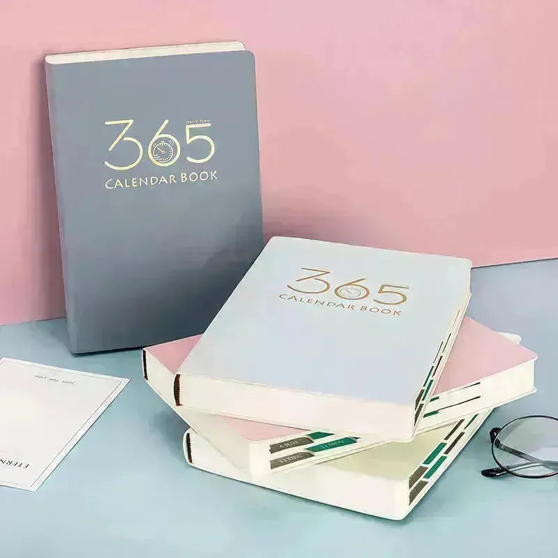 Auto-discipline quotidienne de 365 jours et journal étudiant sur un journal étudiant