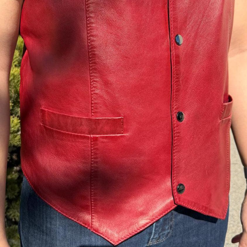 Herrenweste aus Schafleder. Druckknopfverschluss & Vordertaschen