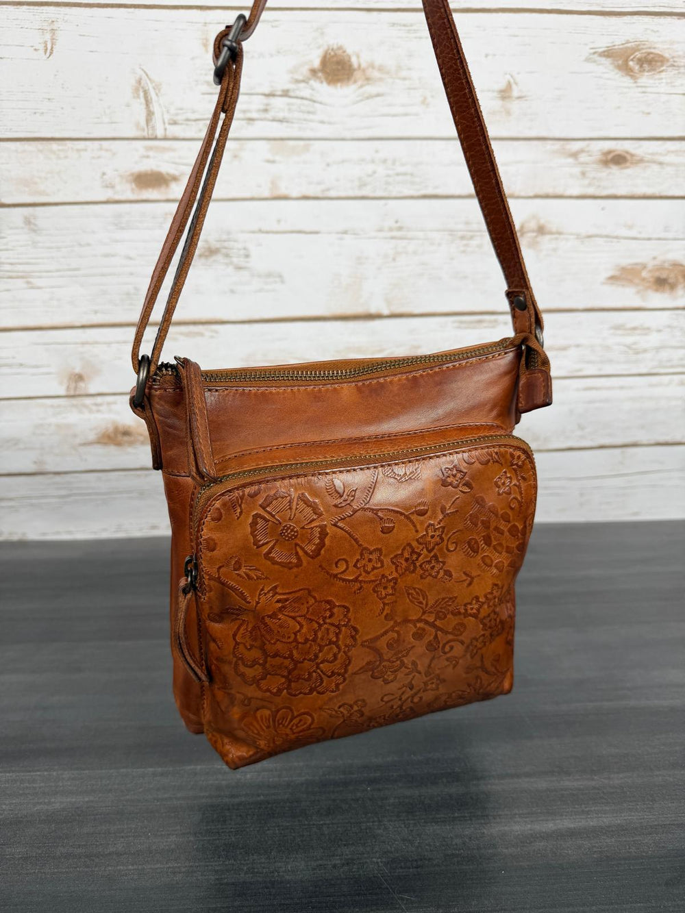 Borsa a travolla in pelle in rilievo MET Flower