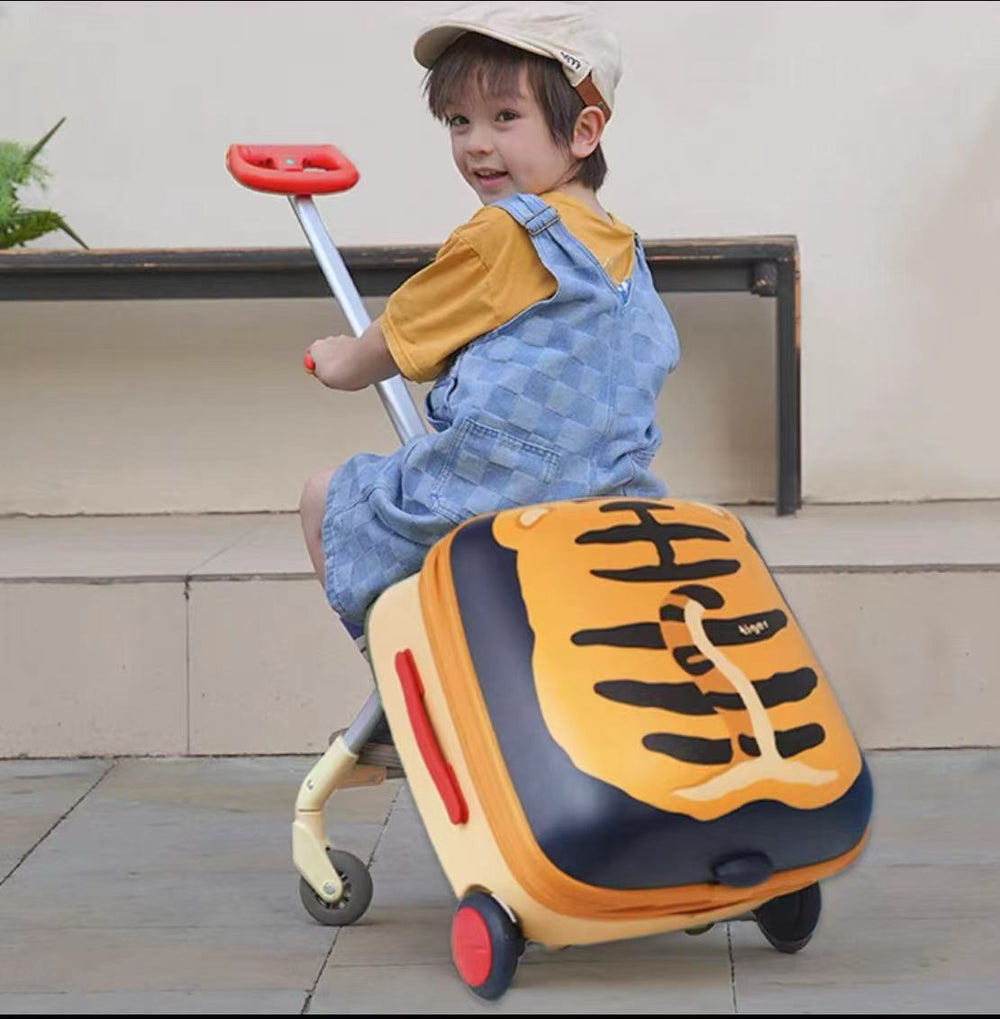 Une valise de voyage 2-en-1 qui fait aussi office de poussette. Les enfants peuvent s'asseoir et se déplacer pendant que vous la tirez. Parfait pour voyager avec des enfants | EX-STOCK Canada