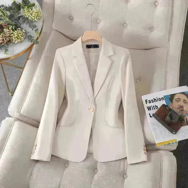 Des femmes à la mode travaillent une veste de blazer et une veste de costume