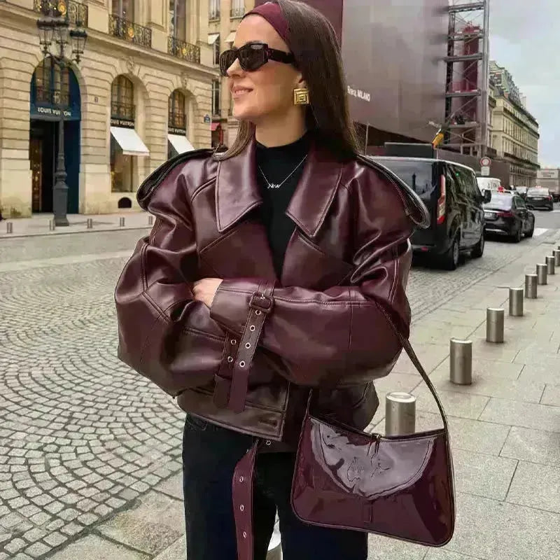 Giacca in pelle corto streetwear con piombo di moda per donne