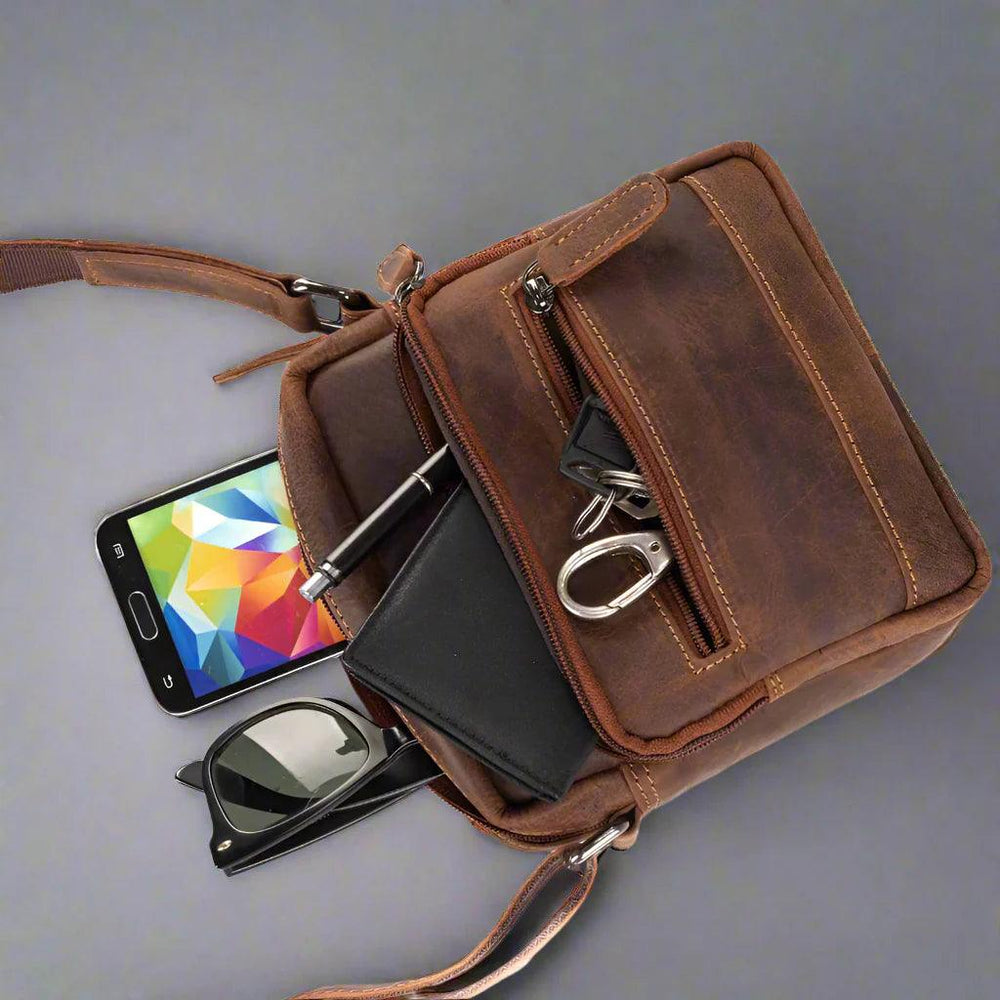 Borsa Mini-Messenger in Pelle Greenwood. Borsa compatta in pelle Wax Pull-Up per avventure urbaneEX-STOCK Canada