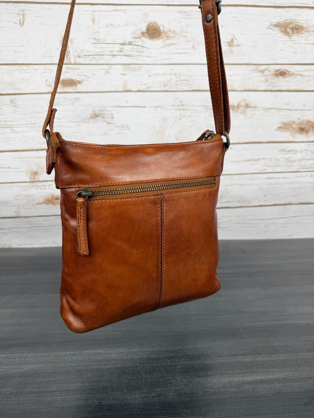 Borsa a travolla in pelle in rilievo MET Flower