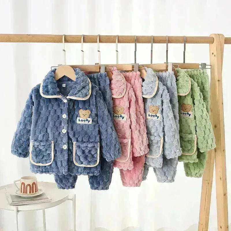 Enfants, pyjamas sur la toison d'hiver épais et les filles garçons enfants