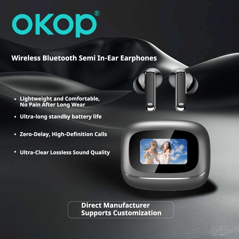 Graphique promotionnel pour les écouteurs semi-intra-auriculaires sans fil Bluetooth OKOP, montrant une paire d'écouteurs gris foncé au-dessus d'un boîtier de chargement assorti avec un petit écran d'affichage, sur un fond sombre et brillant avec texte marketing.
