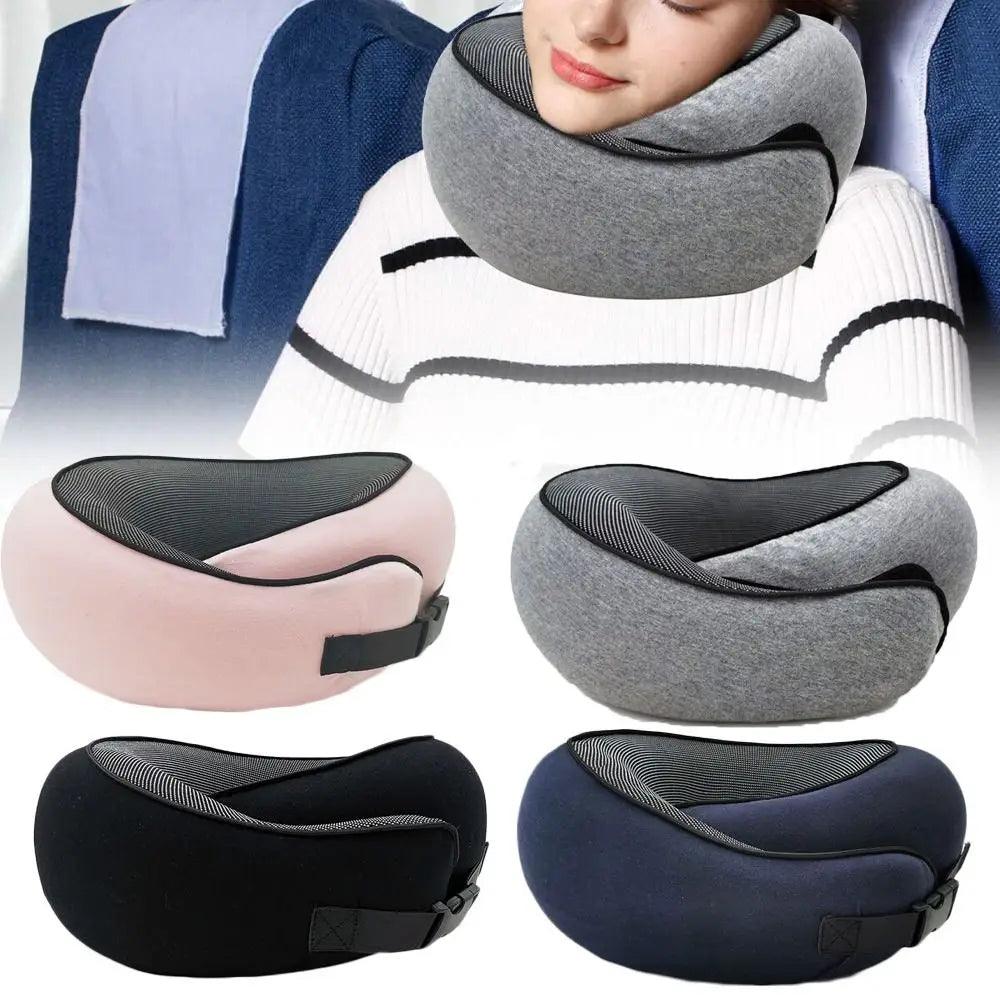Cuscino da viaggio grigio per il collo con una persona che lo indossa, circondata da cuscini aggiuntivi in rosa, nero e blu navy.