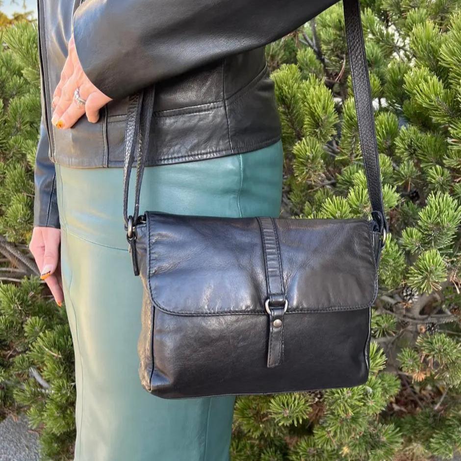 MET Damen Ledersattel-Crossbody-Tasche mit Druckknopfverschluss und QuasteEX-STOCK Canada