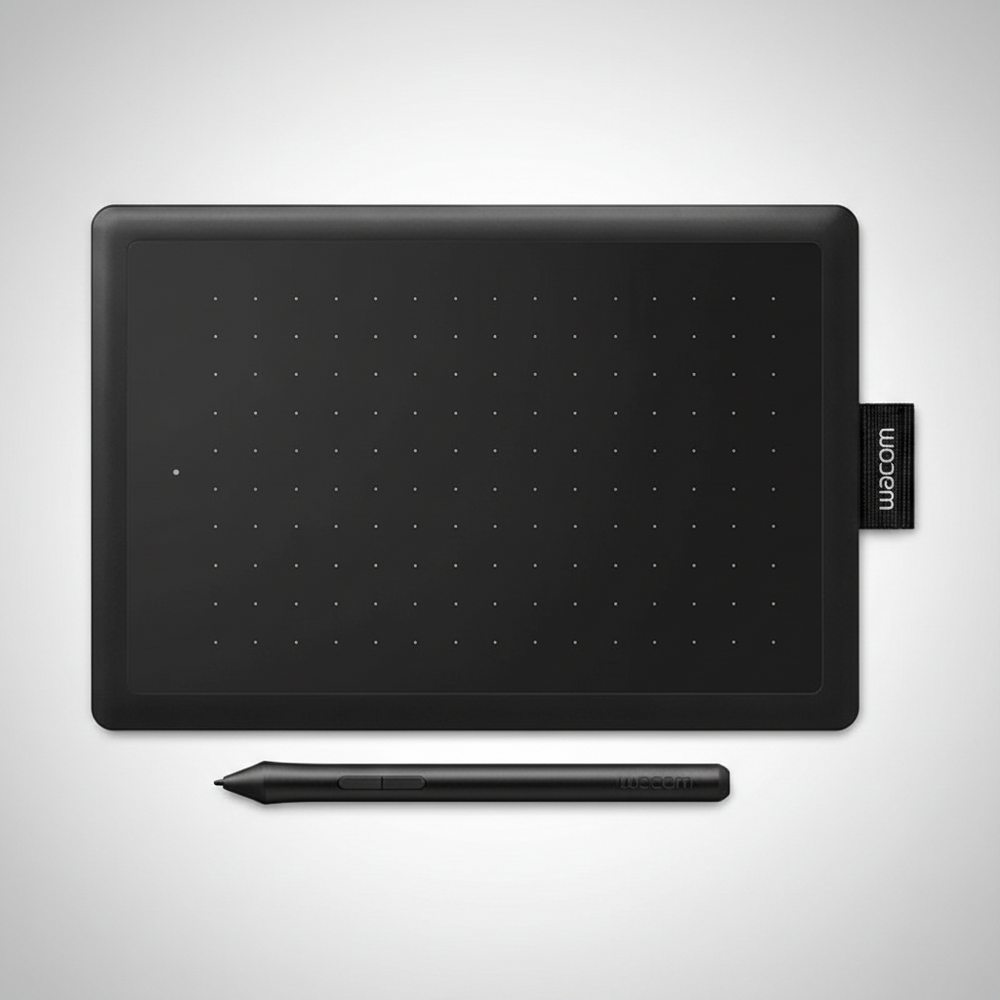 Une tablette graphique Wacom noire vue du dessus sur un fond gris clair, avec un stylet noir assorti placé en dessous. Le logo Wacom est visible sur l'onglet latéral de la tablette.