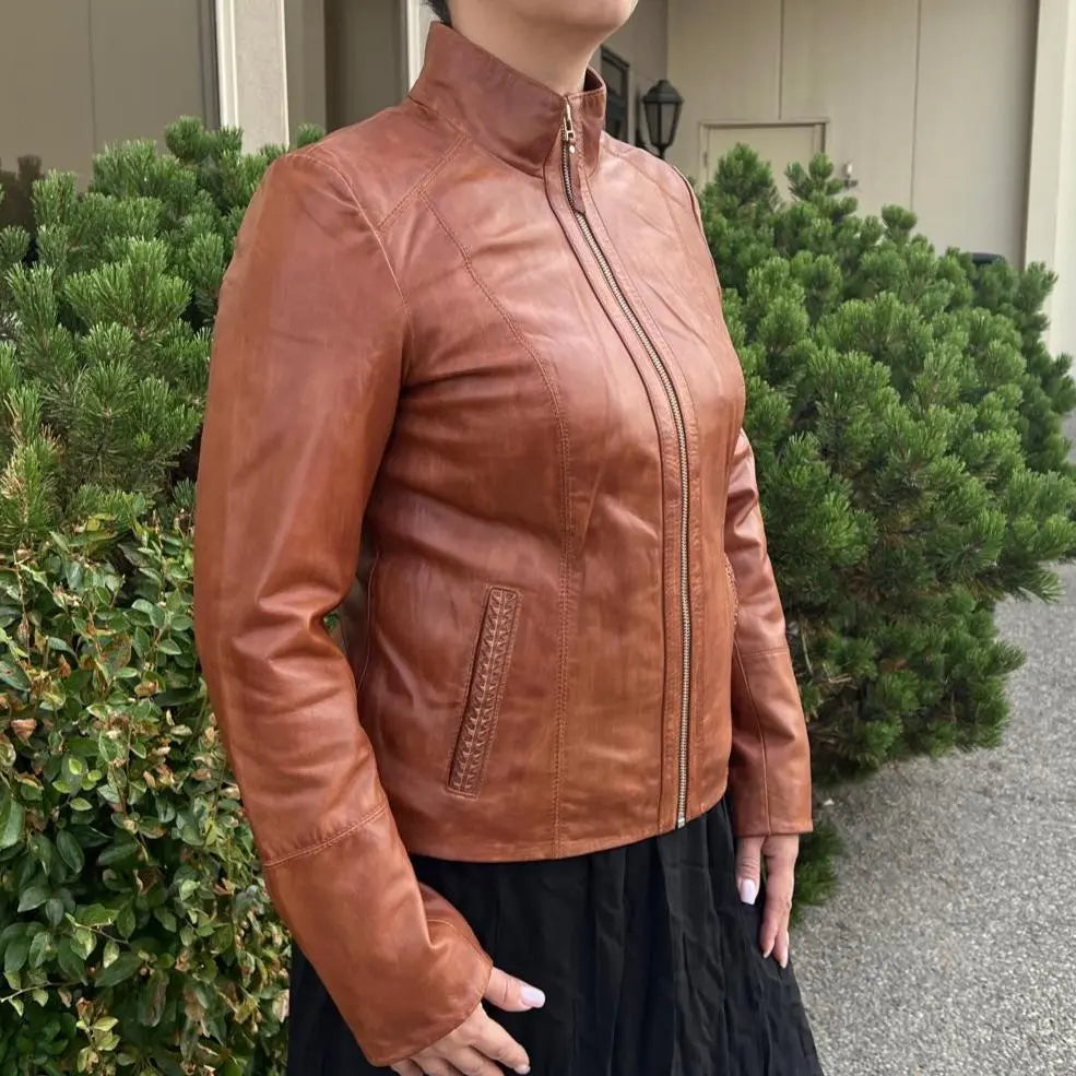 Klassische Damen-Lammlederjacke mit Reißverschluss und gewebtem Taschen-DesignEX-STOCK Canada