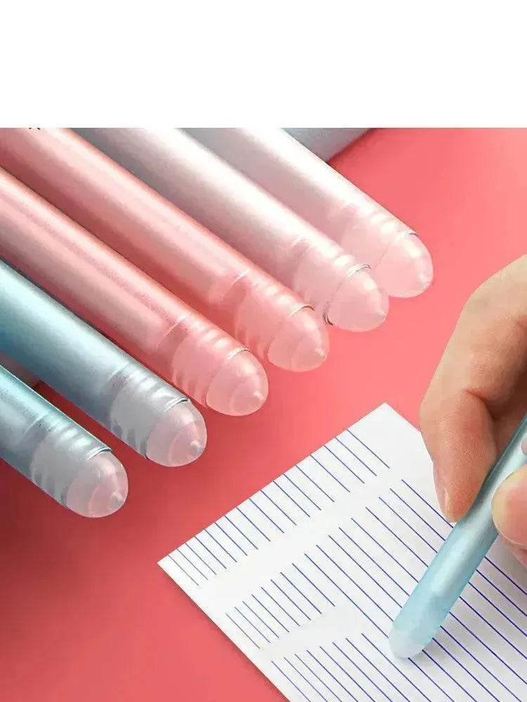 Grundschüler verwenden einen radierbaren Gelstift, um den einfachen Sassafras Magic Eraser Stift zu reiben - EX-STOCK Canada