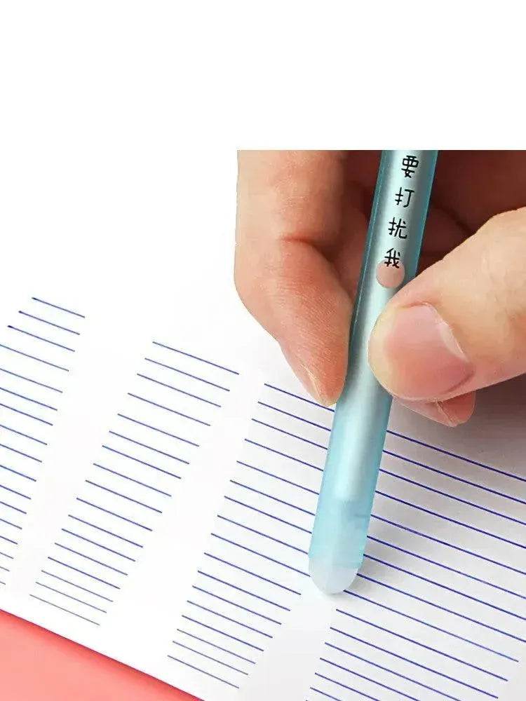 Grundschüler verwenden einen radierbaren Gelstift, um den einfachen Sassafras Magic Eraser Stift zu reiben - EX-STOCK Canada