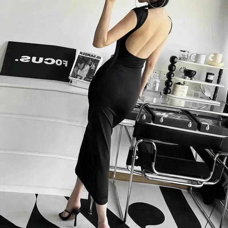 Robe mode taille fine avec taille haute, détail ajouré et design dos nu - EX-STOCK Canada