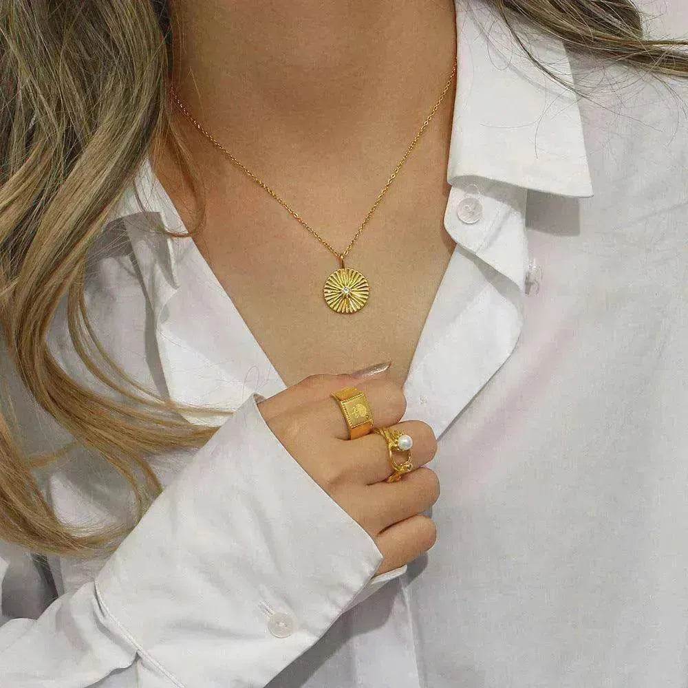 Collar de mujer con colgante redondo de marca de acero inoxidable de moda - EX-STOCK CANADA