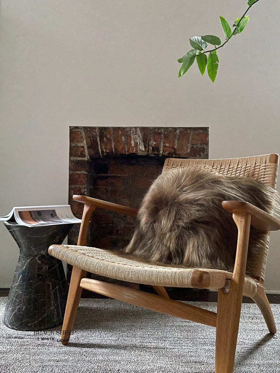 Quadratisches braunes isländisches Lammfell-KissenbezugEX-STOCK Canada