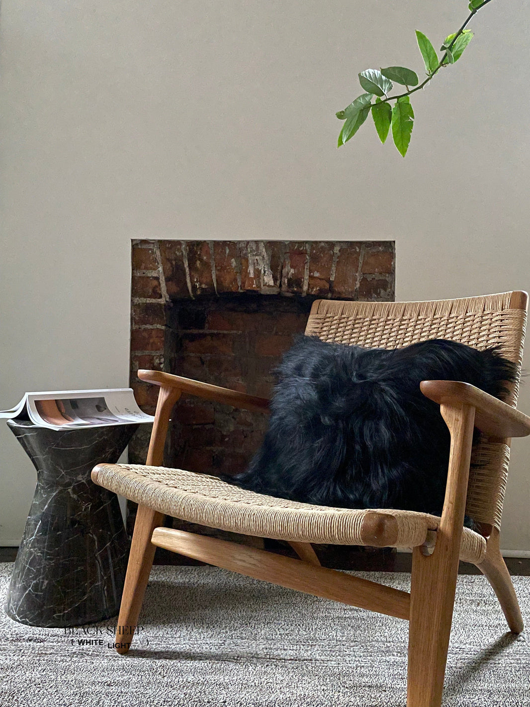 Quadratisches schwarzes isländisches Lammfell-KissenbezugEX-STOCK Canada