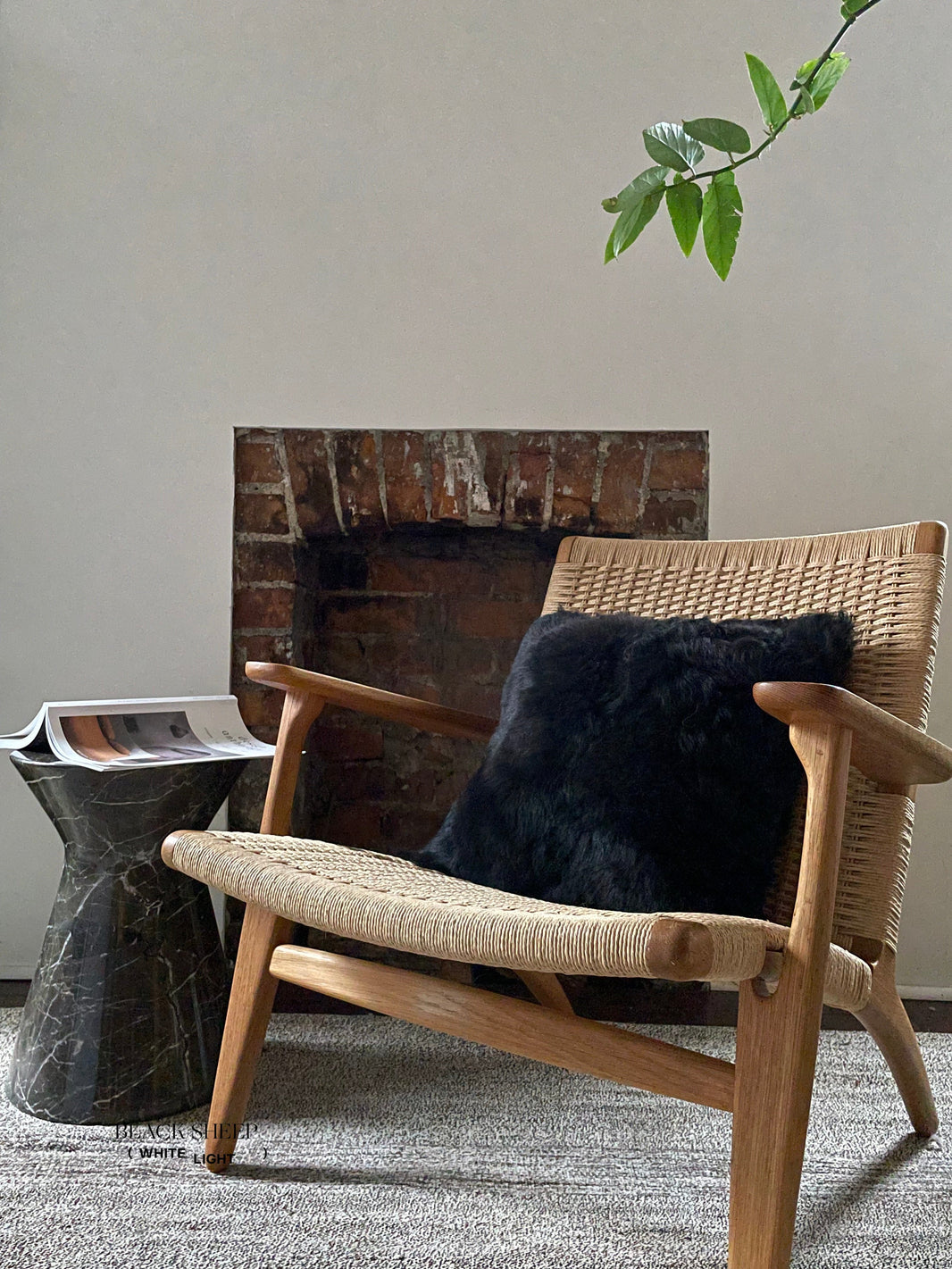 Quadratisches, geschorenes schwarzes isländisches Lammfell-KissenbezugEX-STOCK Canada