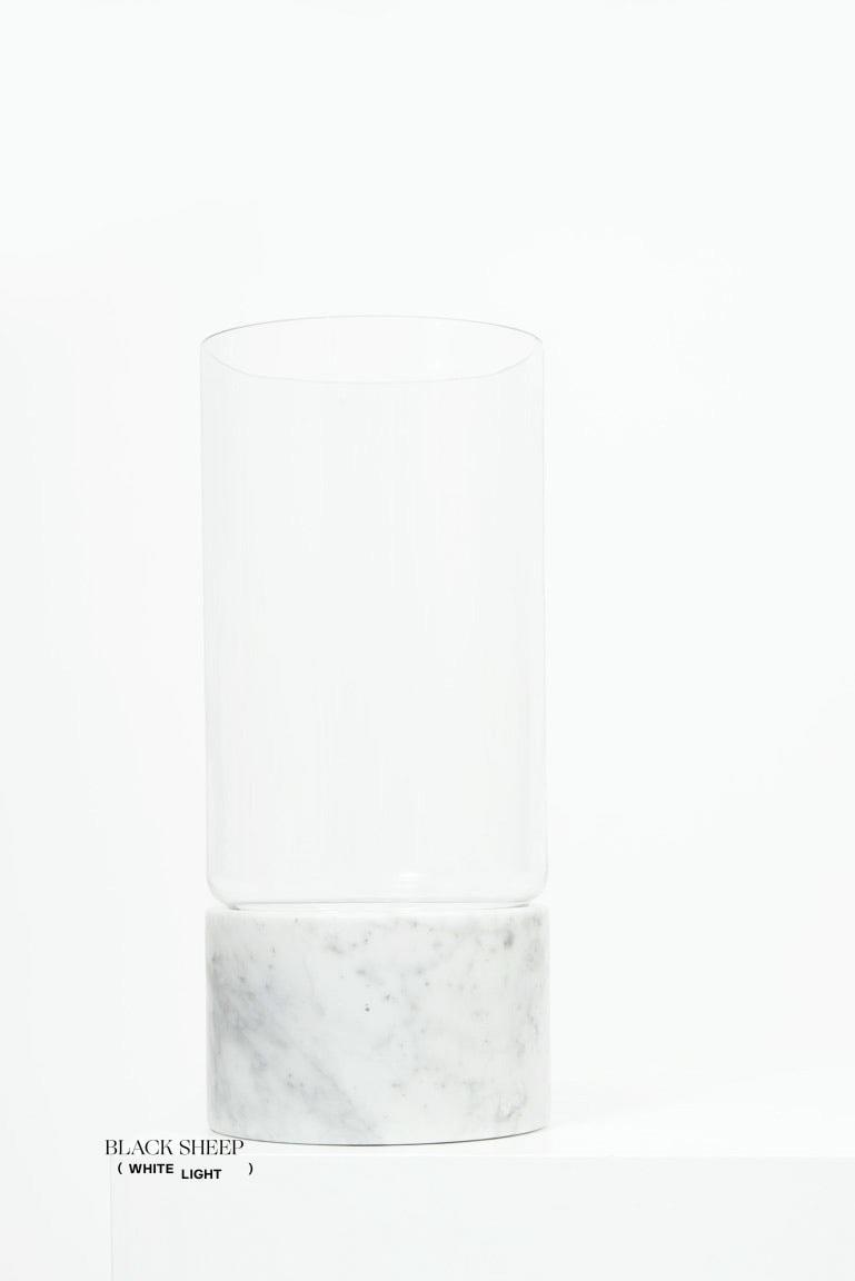 Bianco Carrara Marmor und Glasvase und HurricaneEX-STOCK Canada