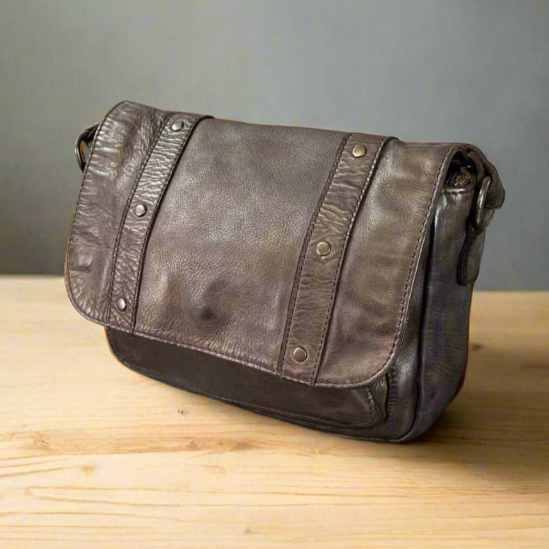 حقيبة كروس بودي جلدية مزينة بمثبتاتEX-STOCK Canada