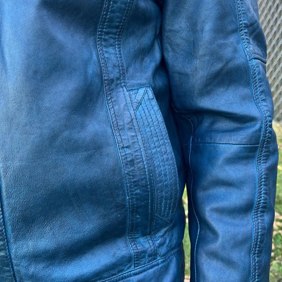 سترة رجالية من جلد الحمل مع جيوب صدر بسحّابينEX-STOCK Canada