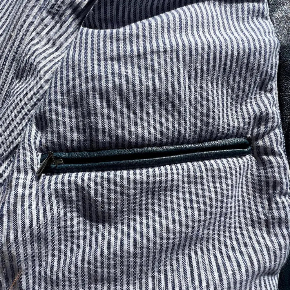 سترة رجالية من جلد الحمل مع جيوب صدر بسحّابينEX-STOCK Canada