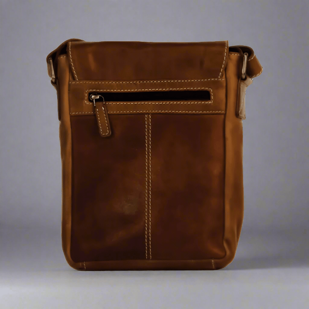 Borsa in pelle Rugged Earth con patta frontale e fibbiaEX-STOCK Canada