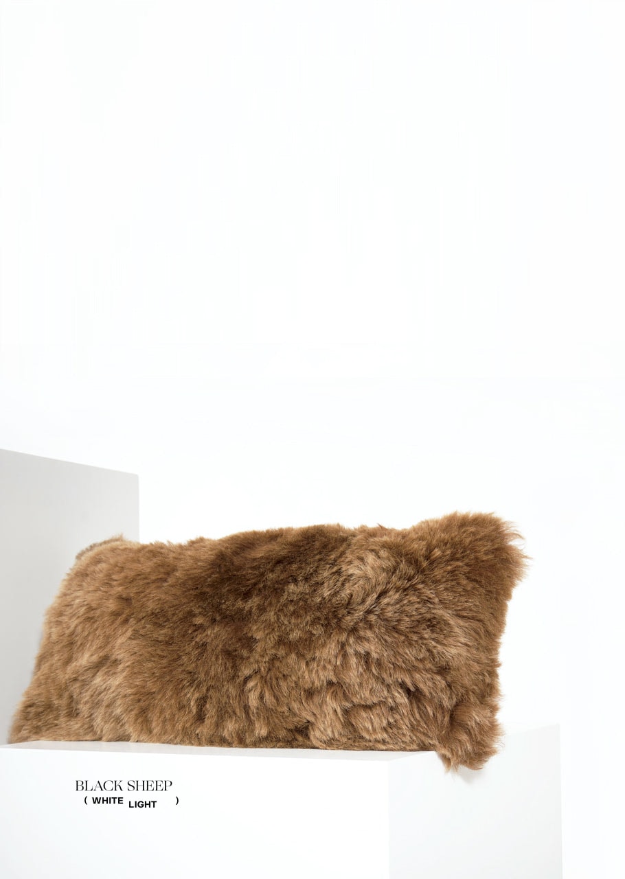 Housse de coussin rectangulaire en peau de mouton islandaise brune tondueEX-STOCK Canada