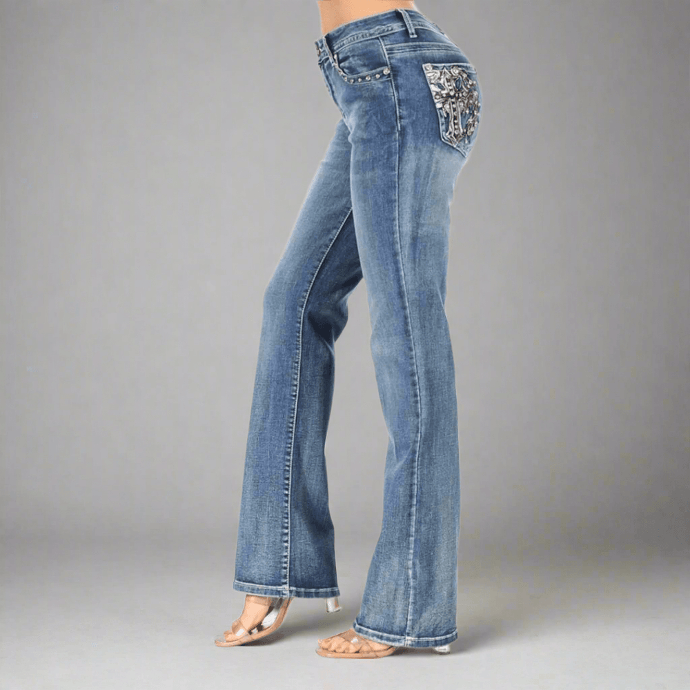 Jean bootcut pour femmes orné de strass avec poche arrière en forme d'ailes d'ange et détails en sequinsEX-STOCK Canada