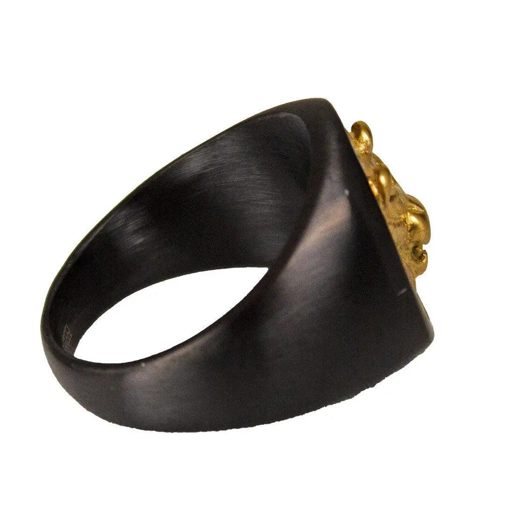 Bague chevalière en acier inoxydable noir pour hommes SteelTime avec lion en orEX-STOCK Canada
