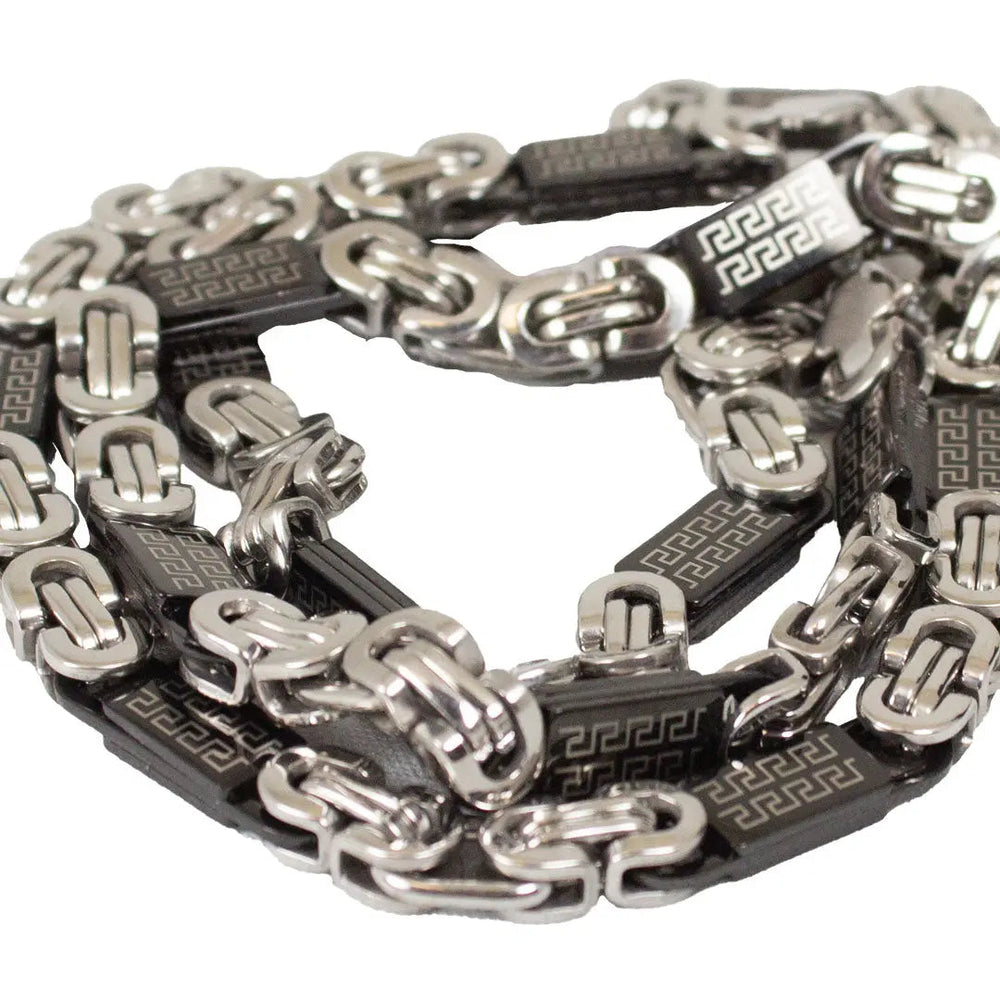 قلادة ستيلتايم للرجال من الفولاذ المقاوم للصدأ بلونين وطلاء أي بي أسود بتصميم البيزانطي مع لمسات مفتاح يونانيEX-STOCK Canada