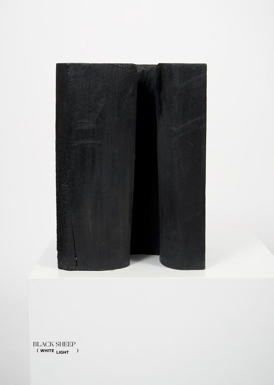 Quadratischer Beistelltisch oder Hocker aus gebranntem TeakholzEX-STOCK Canada