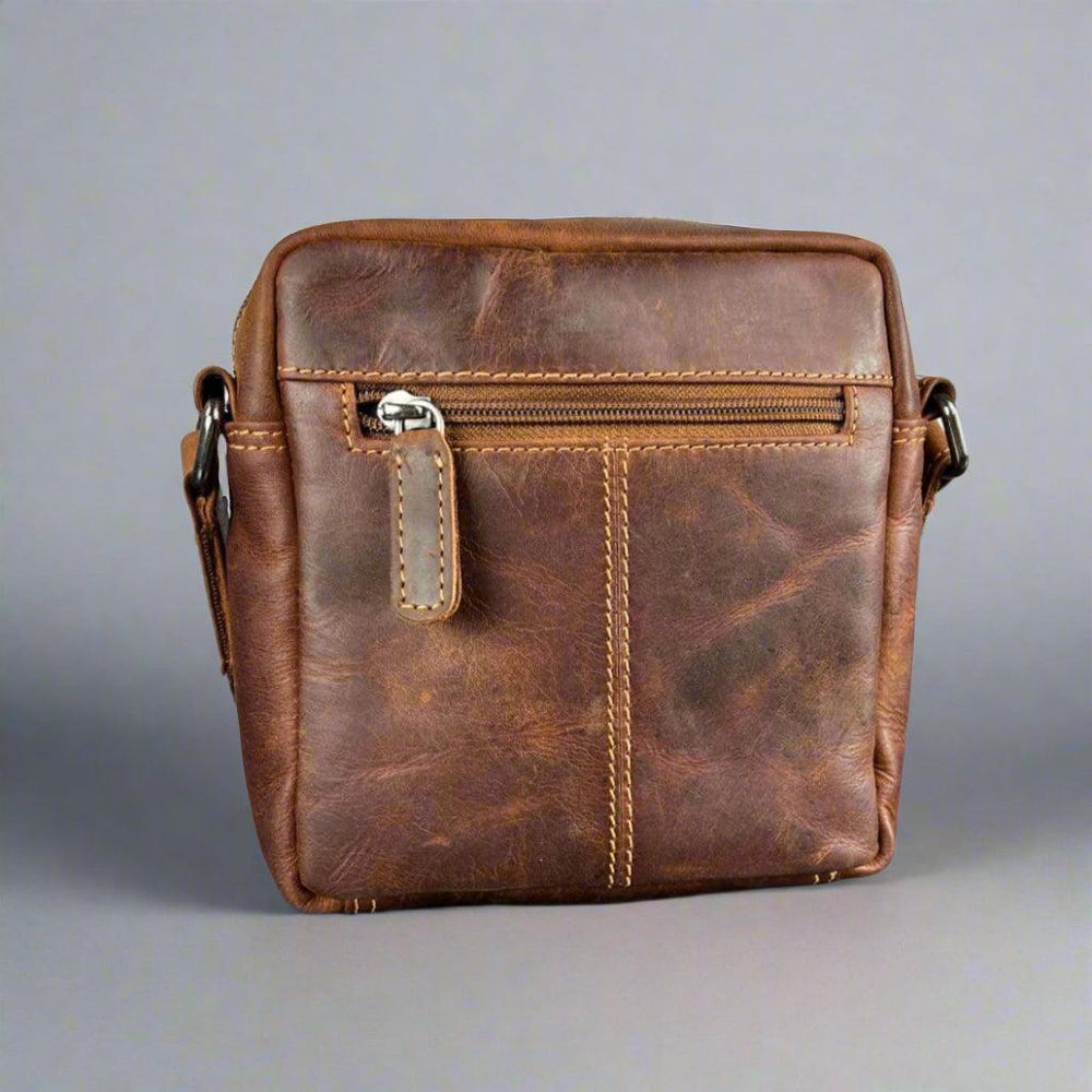 Borsa Mini-Messenger in Pelle Greenwood. Borsa compatta in pelle Wax Pull-Up per avventure urbaneEX-STOCK Canada