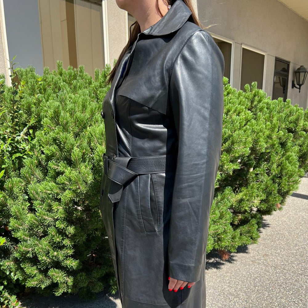 Damenklassischer Leder-Trenchcoat. Doppelreihige Knopfverschluss mit verstellbarem Gürtel
