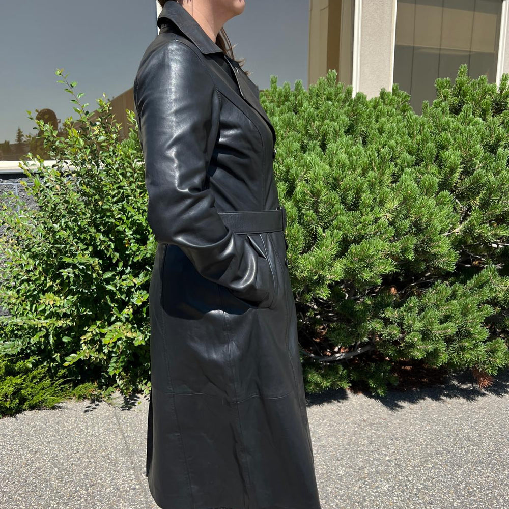 Damenklassischer Leder-Trenchcoat. Doppelreihige Knopfverschluss mit verstellbarem Gürtel