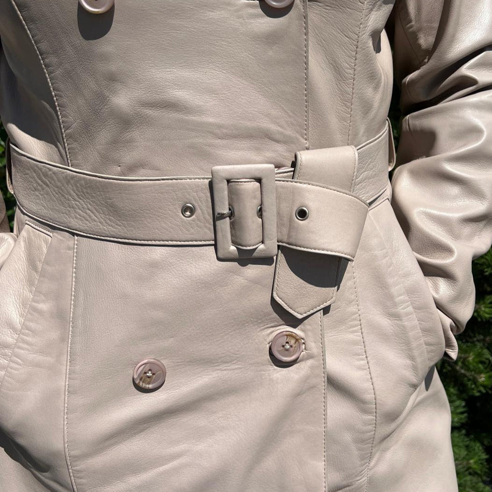 Damenklassischer Leder-Trenchcoat. Doppelreihige Knopfverschluss mit verstellbarem Gürtel