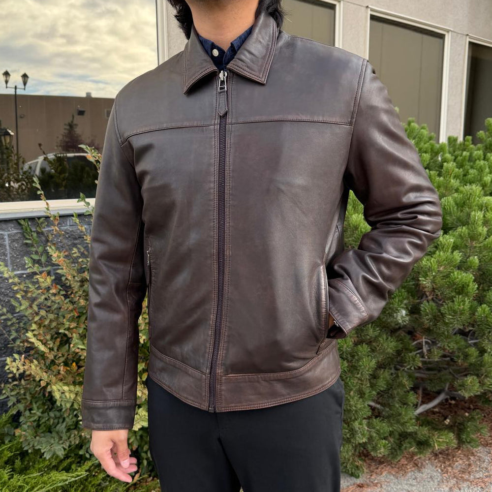 Chaqueta de cuero de cordero para hombre. Color marrón, corte clásico, con cremallera completa y bolsillos lateralesEX-STOCK Canada