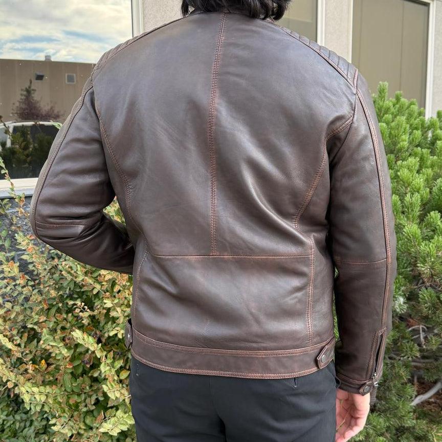 Giacca da uomo in pelle di agnello. Stile vintage marrone con tasche con cernieraEX-STOCK Canada