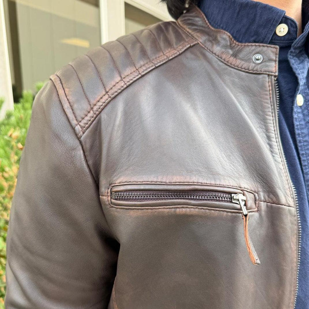 Giacca da uomo in pelle di agnello. Stile vintage marrone con tasche con cernieraEX-STOCK Canada