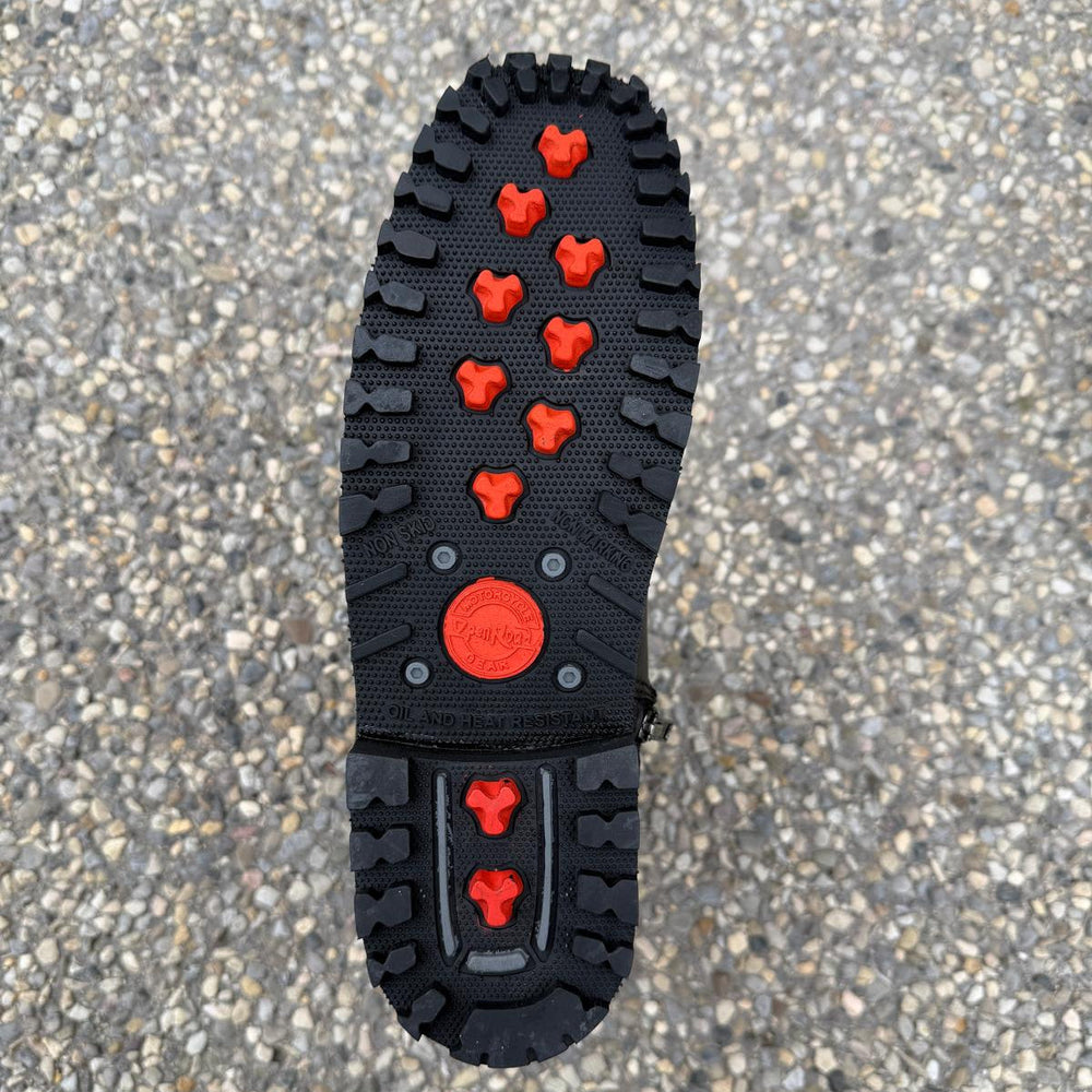 حذاء نسائي للدراجات النارية من الجلد. جلد بقري أسود مع أحزمة مسننة وسحاب جانبيEX-STOCK Canada