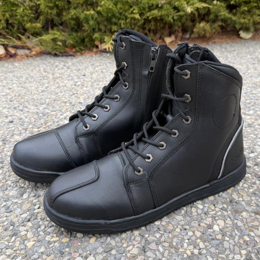 Herrensneaker-Bikerstiefel. Schwarzes Rindsleder mit Schnürung und seitlichem ReißverschlussEX-STOCK Canada