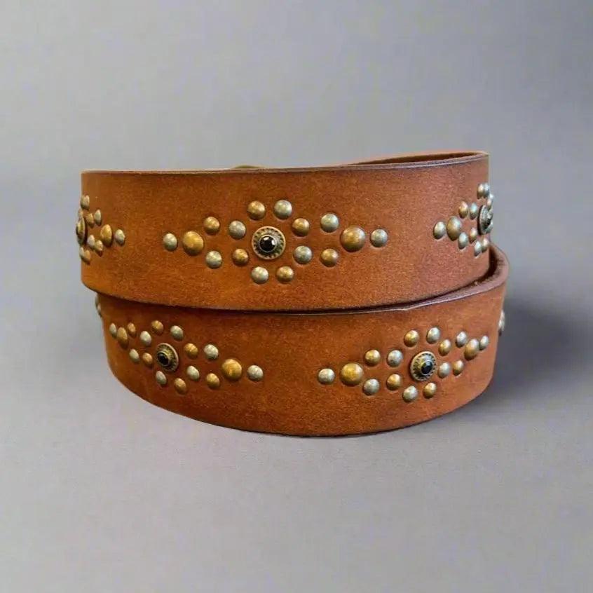 Damen-Gürtel aus Vollnarbenleder mit ornamentalem NietenmusterEX-STOCK Canada