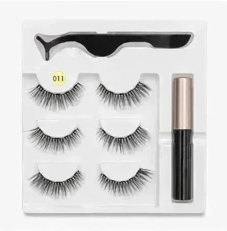 A Pair Of False Eyelashes With Magnets In Fashion - EX-STOCK CANADA