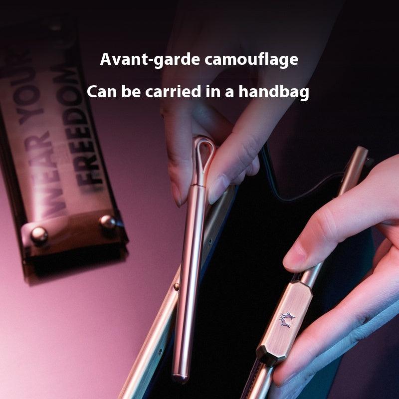Stylo métallique avec motif camouflage tenu par une main, texte 'Camouflage avant-gardiste Peut être transporté dans un sac à main' au-dessus.