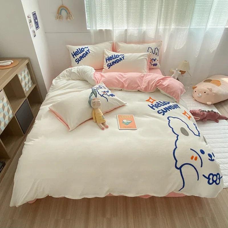 Ensemble de lit pour bébé avec couverture en polaire et chapeau, lait chaud épaissi, ensemble de quatre piècesEX-STOCK Canada