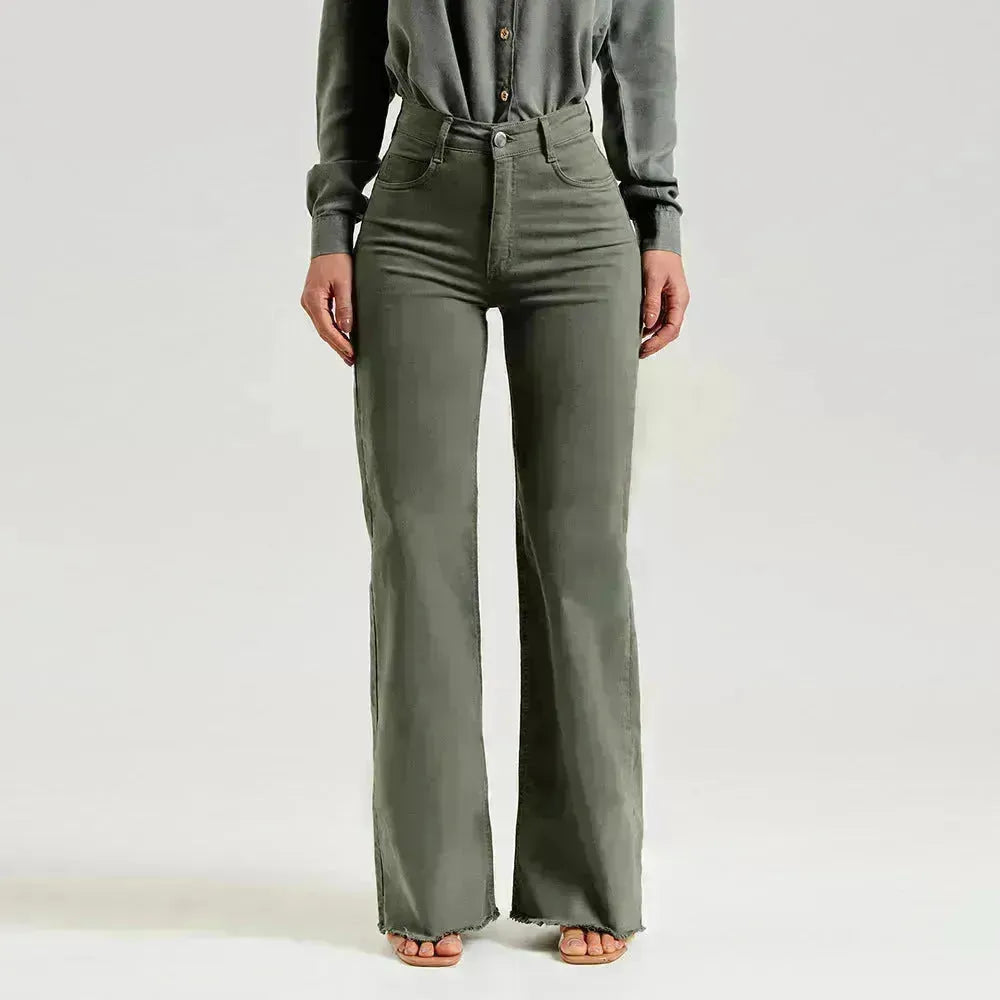 Pantaloni in denim sfilacciati in forma elastica in forma slim