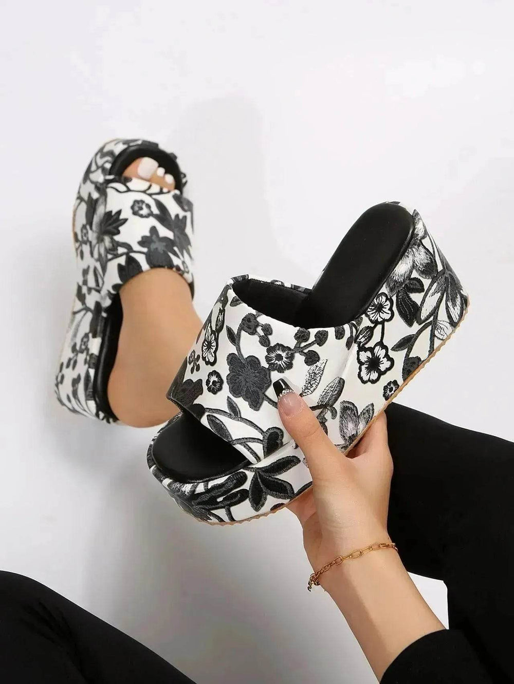 New Round Toe Wedge Embroidered Classic Embroidery Slippers For Women - EX-STOCK Canada