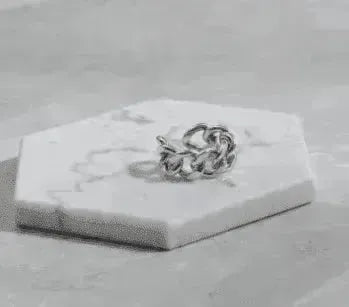 Fashionable with unique chain design ring - EX-STOCK CANADA