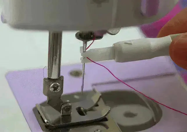 Outil d'insertion d'enfile-aiguille pour machine à coudre - EX-STOCK CANADA