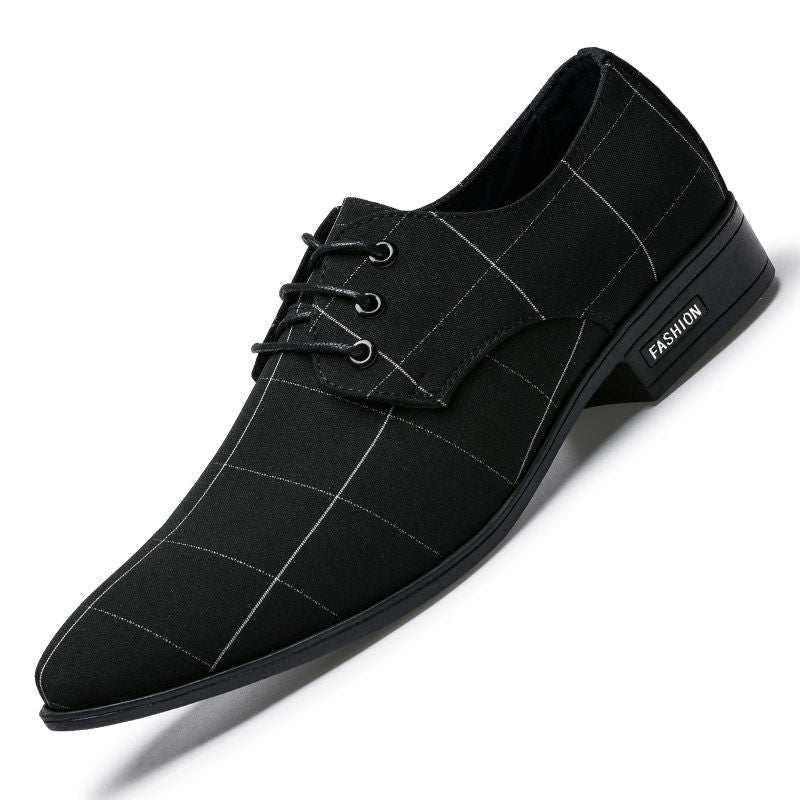 Schwarzer kariertes Business Schuh auf weißem Hintergrund