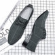 Paar grauer karierter Schuhe auf Gitterhintergrund